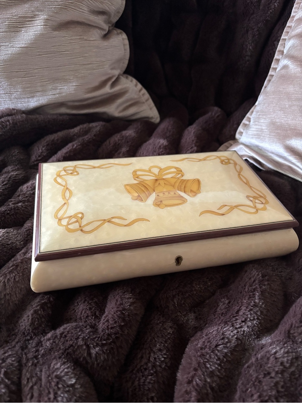 Vintage Italian jewelry music box hand crafted in Sorrento by Giglio-Asla